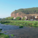 Rio e pequena vila histórica localizados no Caminho de Santiago de Compostela.